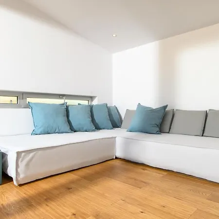 Apartman Artful Loft With Rooftop Terrace, Near *